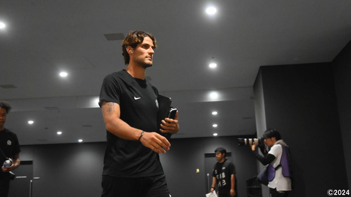 Gonçalo Paciência treina no CT do Sport e aguarda detalhes para ser anunciado