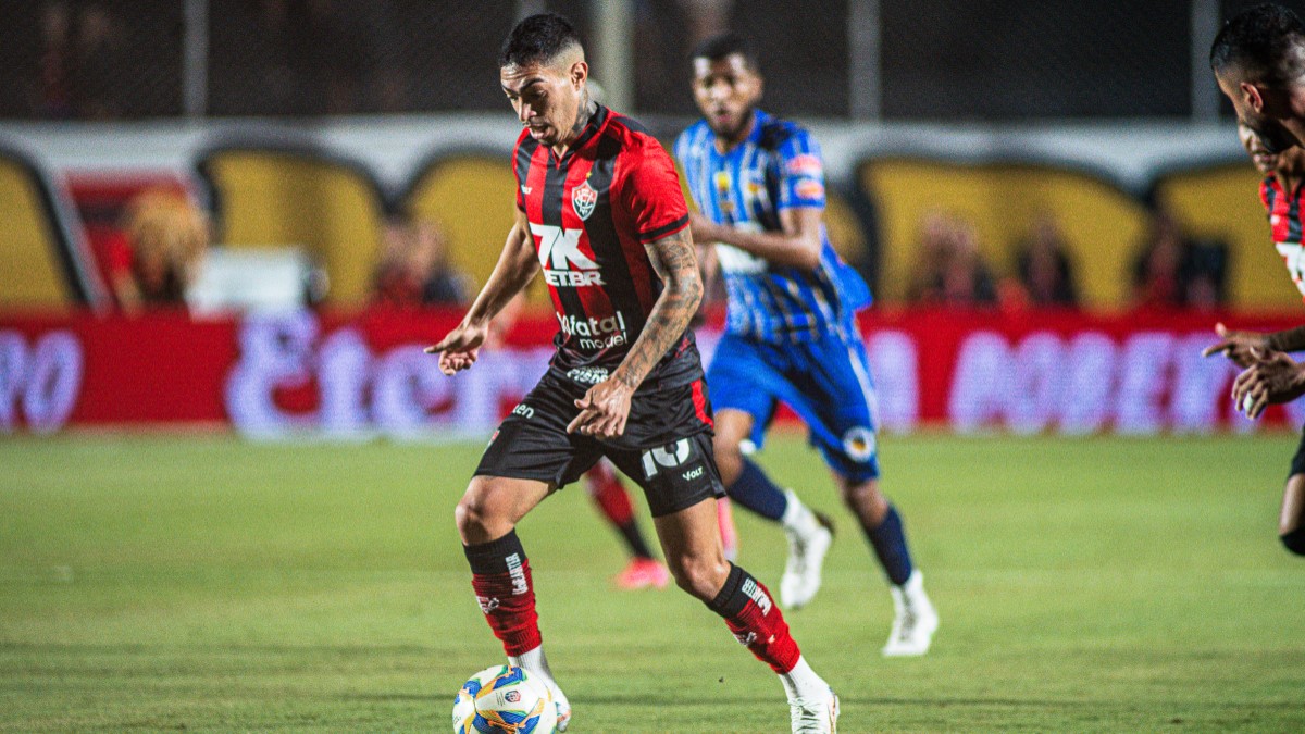Com tranquilidade, Vitória goleia Jacobina e segue líder do Campeonato Baiano 5 Hugo, lateral-esquerdo do Vitória