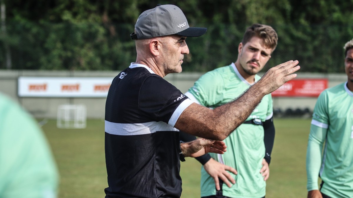 Técnico do Santa Cruz não crava presença de Matheus Melo contra o Náutico