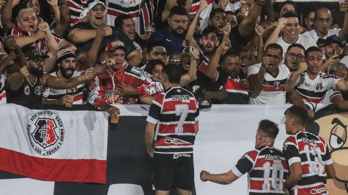 João Pedro, do Santa Cruz, comemora gol marcado no Arruda junto da torcida