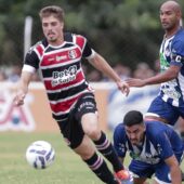 Matheus Melo, meia do Santa Cruz, em jogo contra o Decisão Sertânia