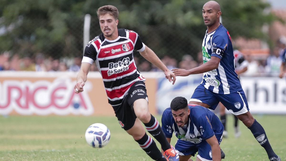 Matheus Melo, meia do Santa Cruz, em jogo contra o Decisão Sertânia