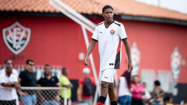 Com multa de R$ 300 milhões, joia da base assina primeiro contrato profissional com o Vitória 1 Hiaguinho assina contrato profissional com o Vitória.