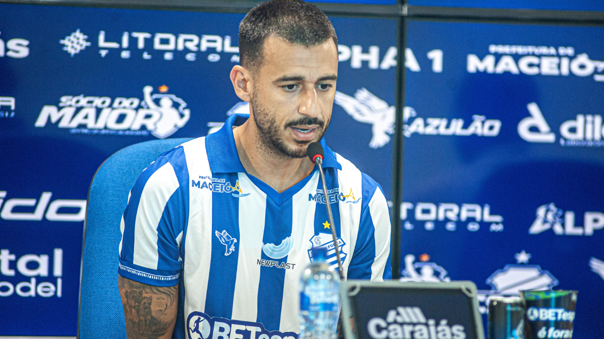 Camacho é apresentado no CSA.