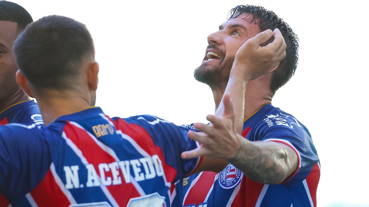 Com um gol em cada tempo, Bahia vence Porto e sobe na tabela do Baiano