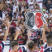 Torcida do Santa Cruz comemora vitória junto aos jogadores