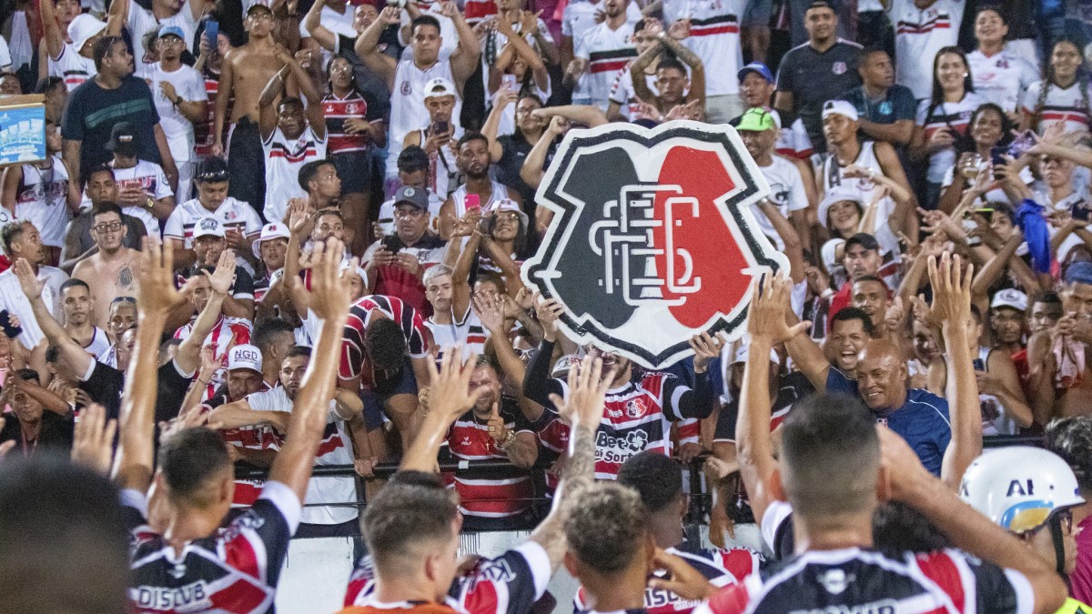 Torcida do Santa Cruz comemora vitória junto aos jogadores