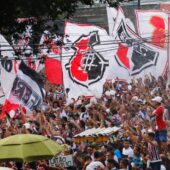 Torcida do Santa Cruz faz a festa nos arredores do Arruda