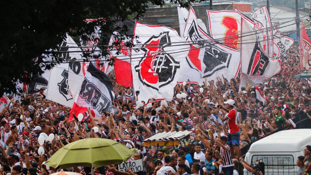 Torcida do Santa Cruz faz a festa nos arredores do Arruda