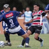 Thiaguinho, atacante do Santa Cruz, em jogo contra o Decisão Sertânia