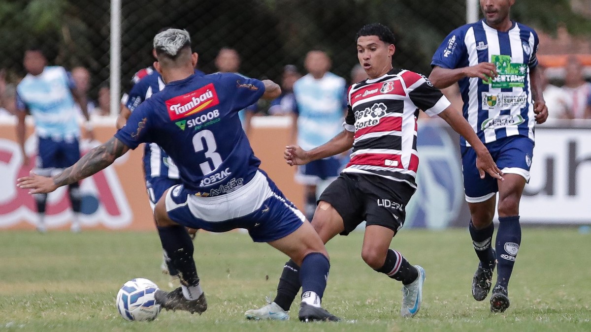 Thiaguinho, atacante do Santa Cruz, em jogo contra o Decisão Sertânia