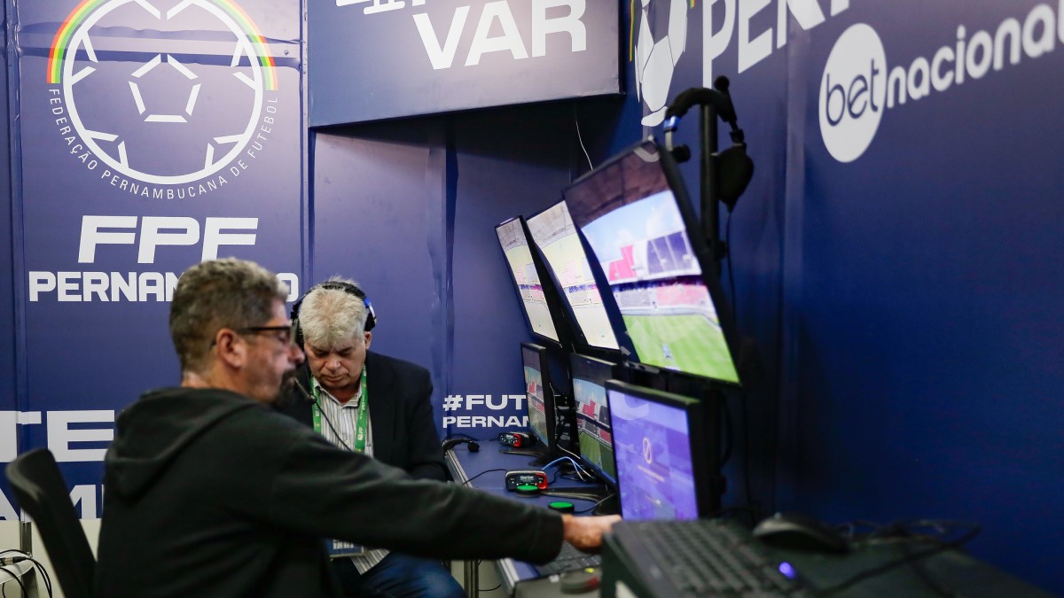 Árbitro de vídeo (VAR) no Campeonato Pernambucano - Santa Cruz solicitou VAR e arbitragem de fora de PE para seus jogos no Pernambucano