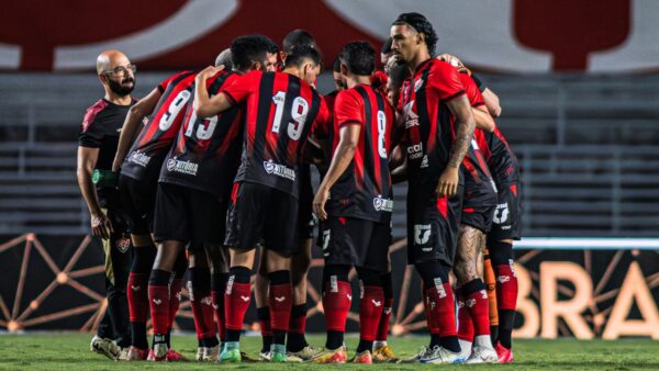 Time do Vitória em 2025, em jogo contra o CRB pela Copa do Nordeste