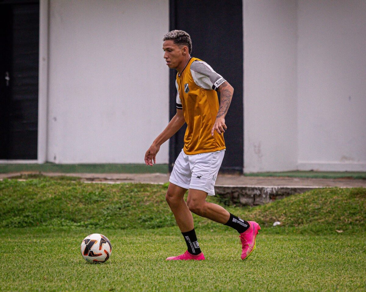 ABC oficializa contrato profissional com o lateral Rhyan, destaque da Copinha 2025 1 Rhyan - Lateral-Direito - ABC