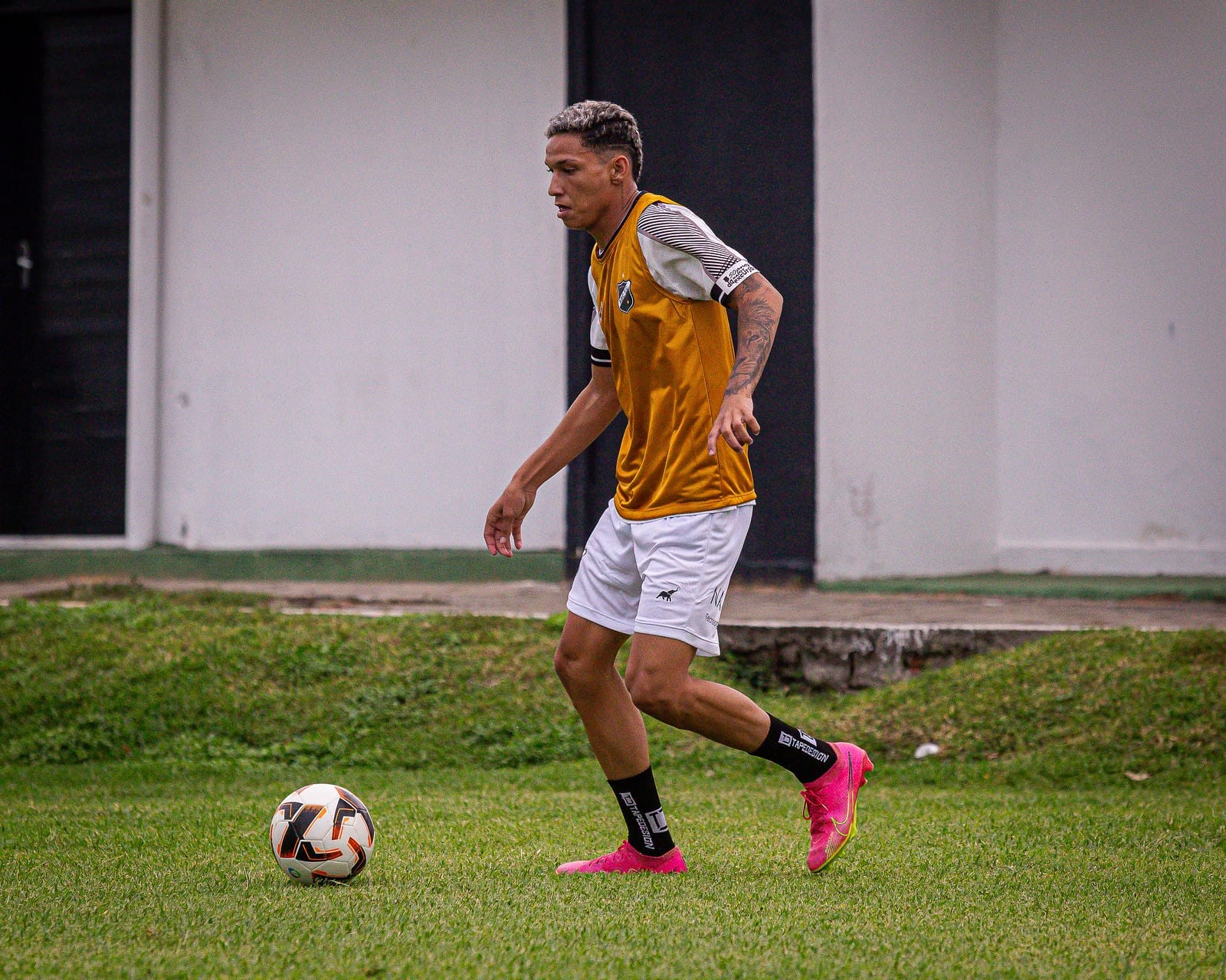 ABC oficializa contrato profissional com o lateral Rhyan, destaque da Copinha 2025