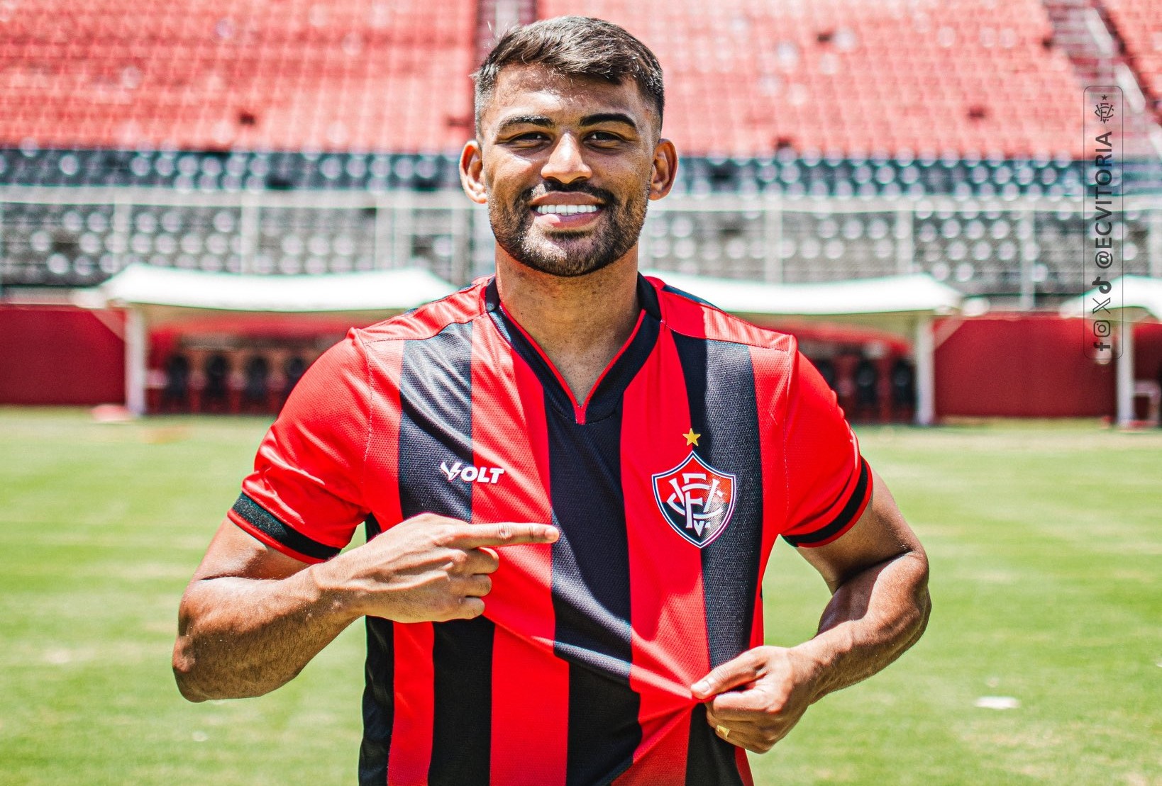 Vitória anuncia a contratação do volante Ronald, ex-Fortaleza