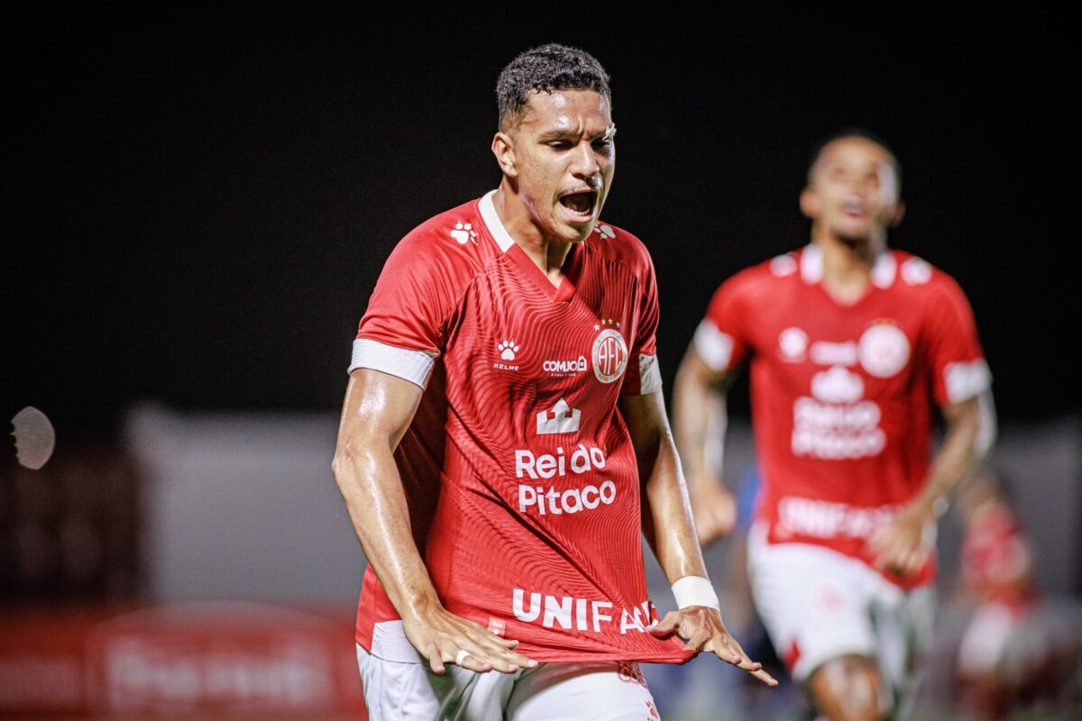 América-RN oficializa a saída do atacante Thailor e outros cinco jogadores