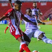 Arnaldo, lateral-direito do Náutico em jogo contra a Juazeirense