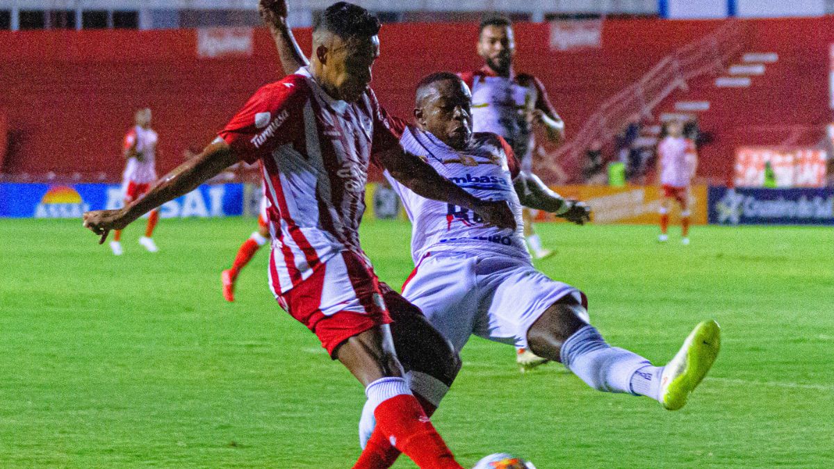 Arnaldo, lateral-direito do Náutico em jogo contra a Juazeirense