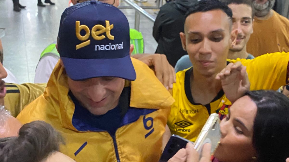 Magrão desembarca no Recife para assinar contrato com a Betnacional