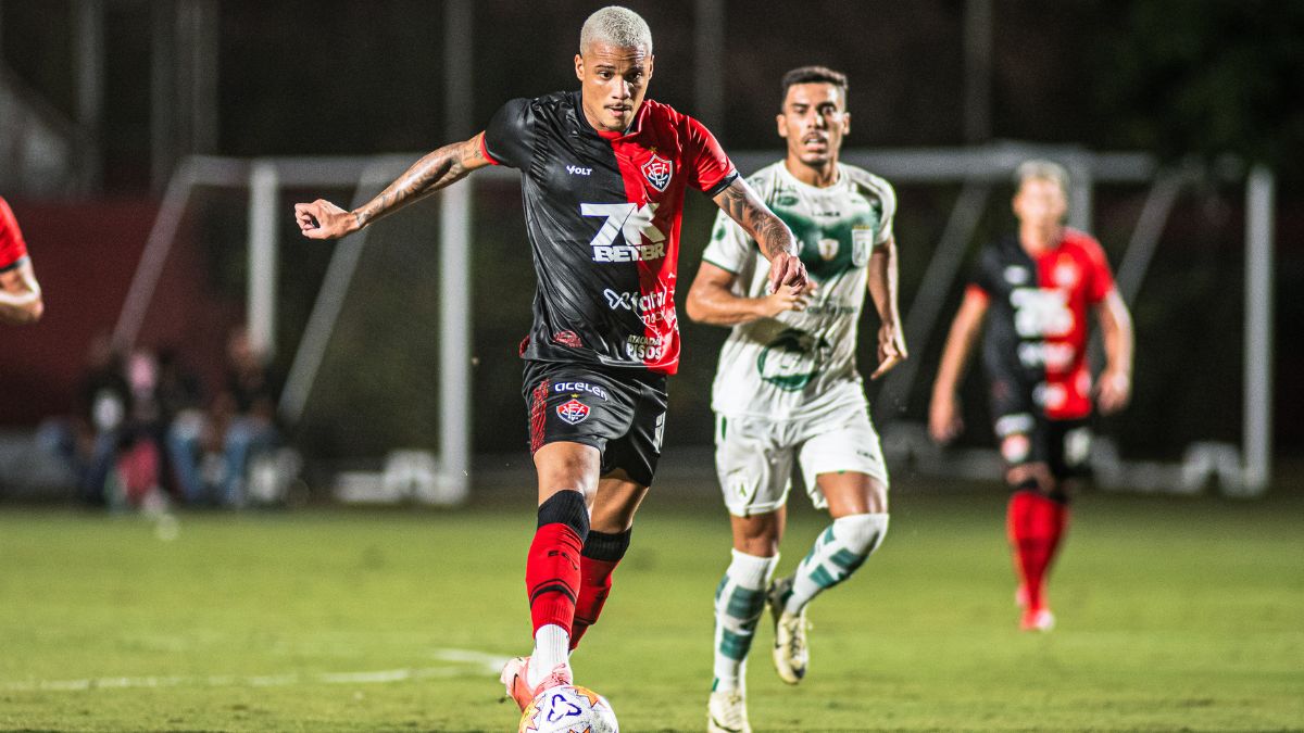 Sousa fica na bronca com arbitragem e ironiza assistência para gol do Vitória: “Digna dos melhores jogadores de voleibol”