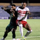 Léo Pereira, atacante do CRB, em jogo contra o Altos, pela Copa do Nordeste