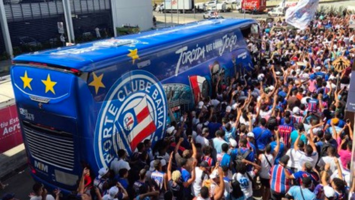 Torcida do Bahia lota aeroporto antes de embarque para jogo de ida da pré-Libertadores 1 Bahia embarca com apoio da torcida.