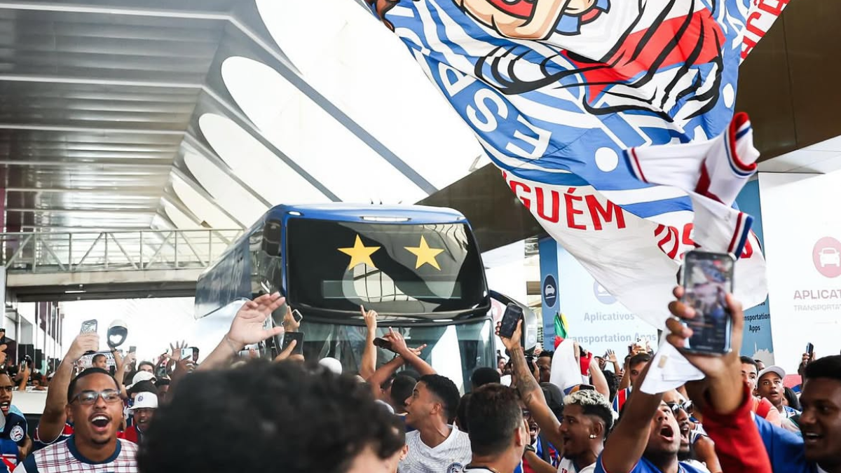 Torcida do Bahia lota aeroporto antes de embarque para jogo de ida da pré-Libertadores