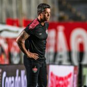 Thiago Carpini, técnico do Vitória