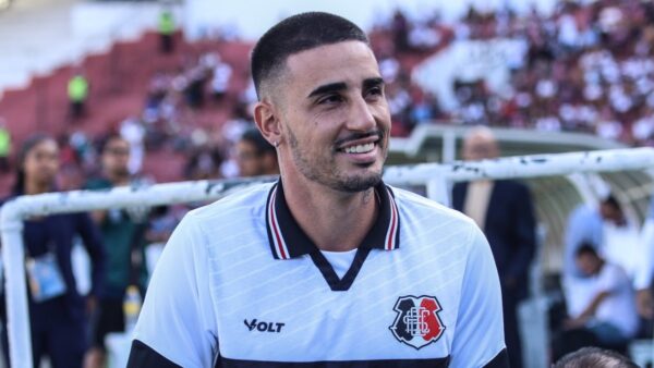 Galhardo revela detalhes da negociação com o Santa Cruz e valoriza projeto apresentado pelo clube: "Fez tudo isso acontecer" 1 Thiago Galhardo, atacante do Santa Cruz