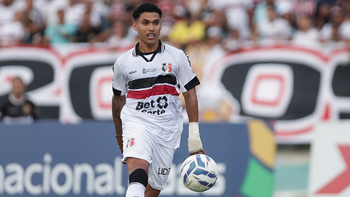 Após assistências na goleada do Santa Cruz, Thiaguinho avalia fase na equipe tricolor: “Fui me cobrando bastante”