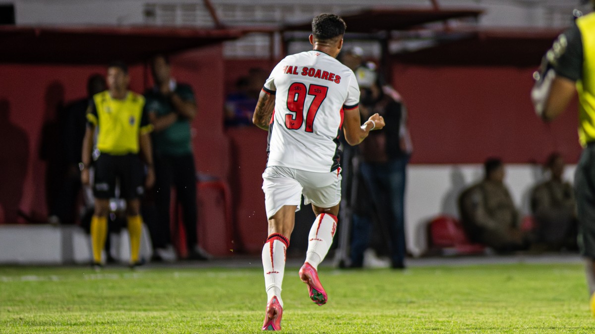 Val Soares, volante do Vitória