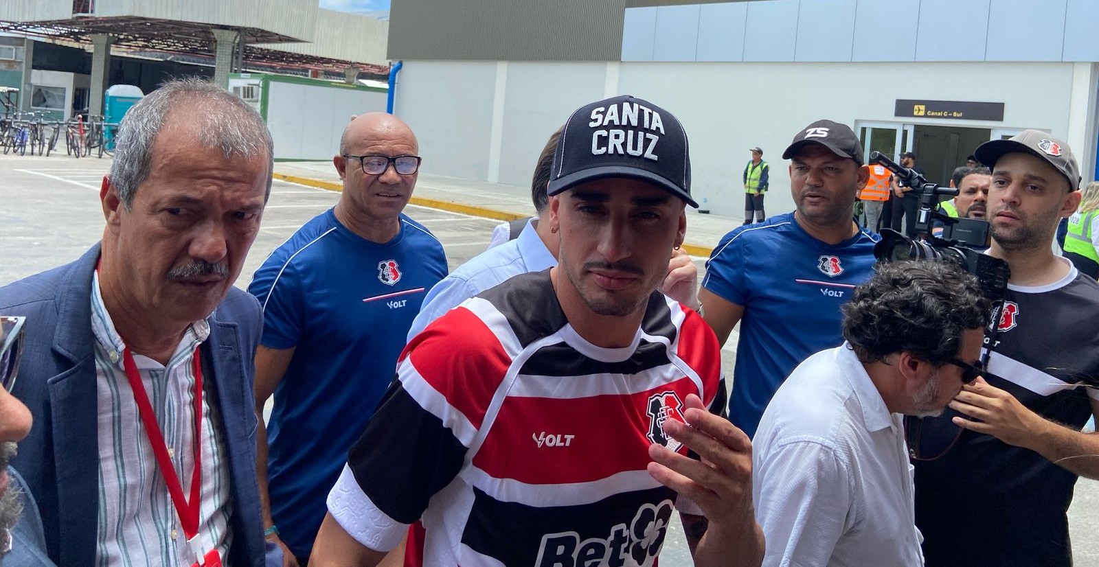 Nos braços da torcida, Thiago Galhardo desembarca em Recife para assinar com o Santa Cruz 1 Thiago Galhardo - Santa Cruz