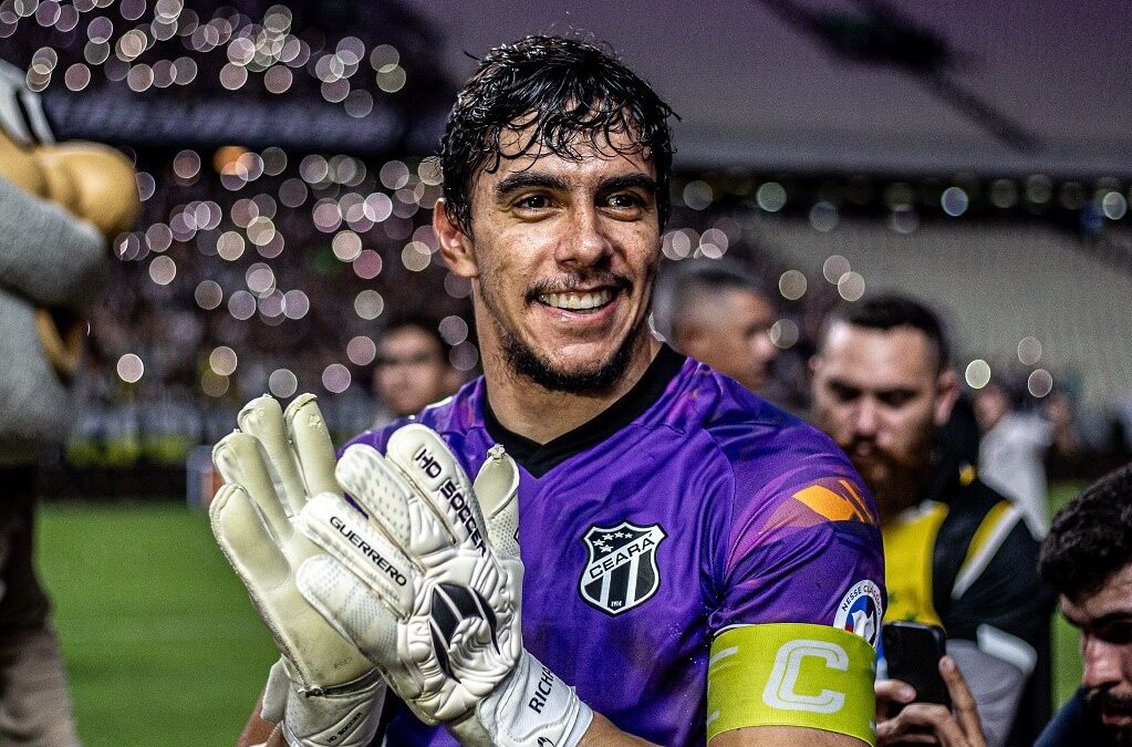 Ceará anuncia renovação de contrato com o goleiro Richard