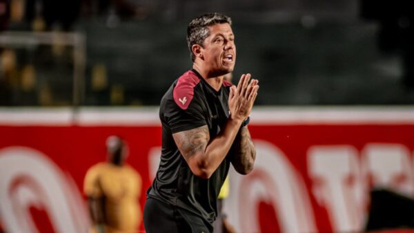 “Resultado que não estava nos planos”, diz Carpini após derrota do Vitória para o Ceará 1 Thiago Carpini, técnico do Vitória