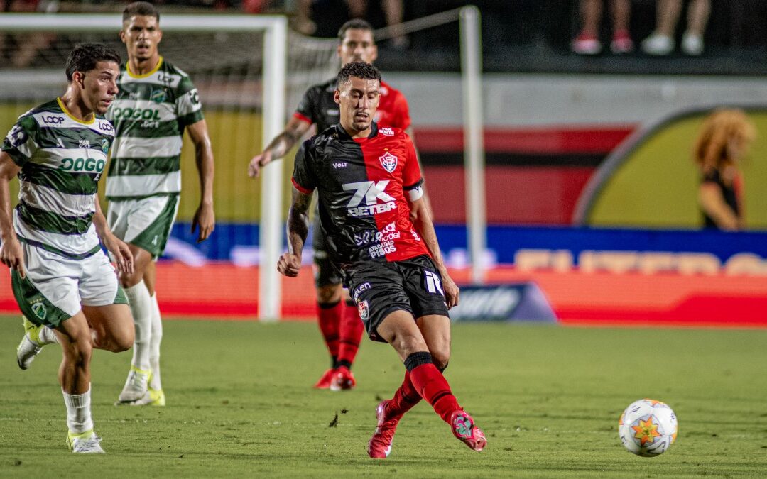 Mesmo com um a menos, Vitória domina e sai na frente, mas vacila no fim e empata com o Altos pelo Nordestão