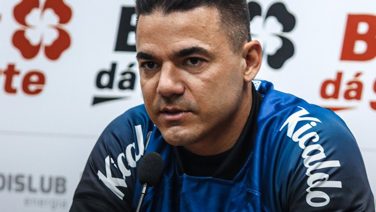 Após críticas da torcida, goleiro do Santa Cruz comenta situação coral na Série D: “Não vejo o porquê de todas essas vaias”