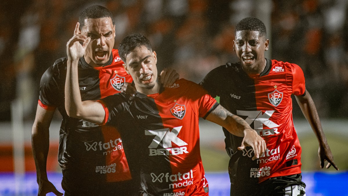 Hugo, lateral-esquerdo do Vitória, ao lado de Neris (zagueiro) e Emerson Buiú (lateral-direito)