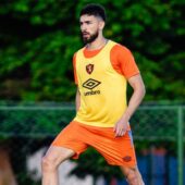 Zagueiro João Silva em treino do Sport