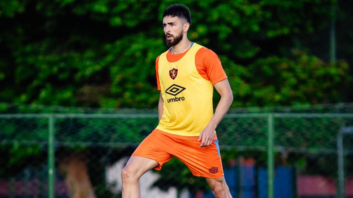 Zagueiro João Silva em treino do Sport