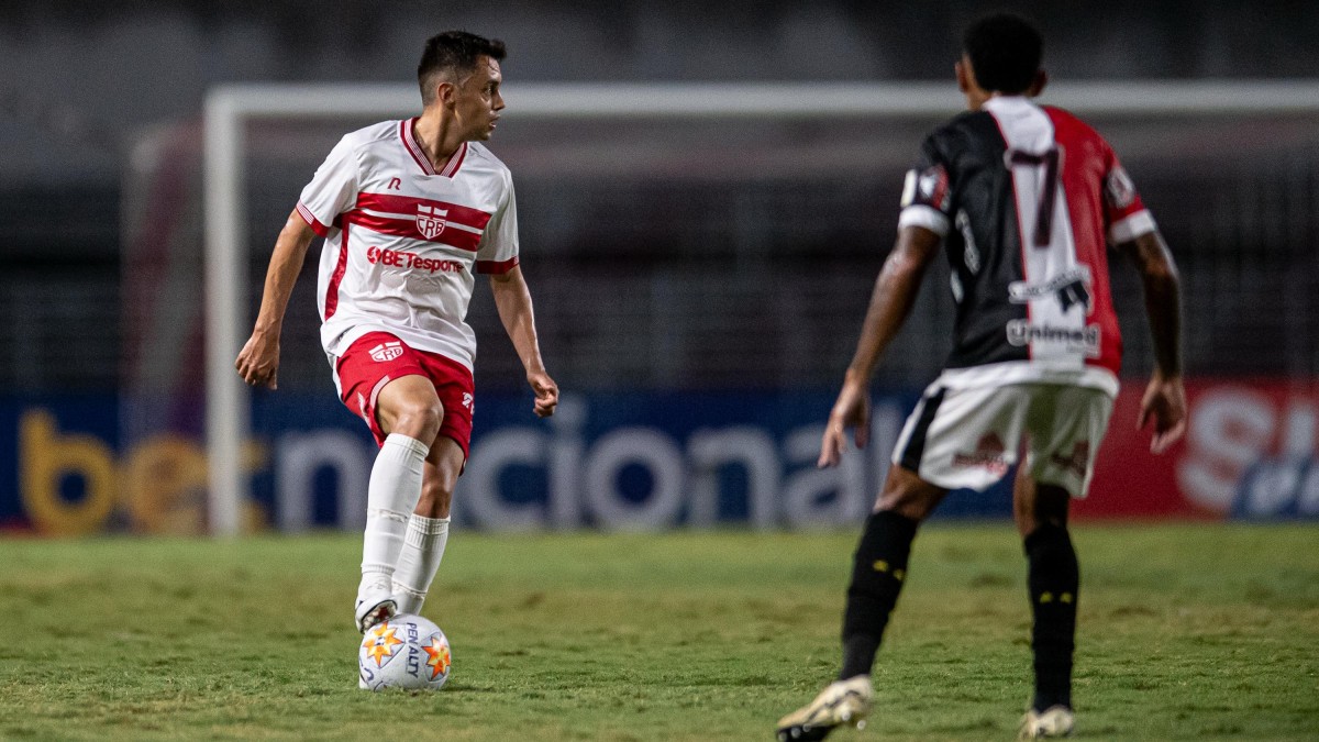 Matheus Ribeiro, lateral-direito do CRB em jogo contra o Ferroviário, pela Copa do Nordeste