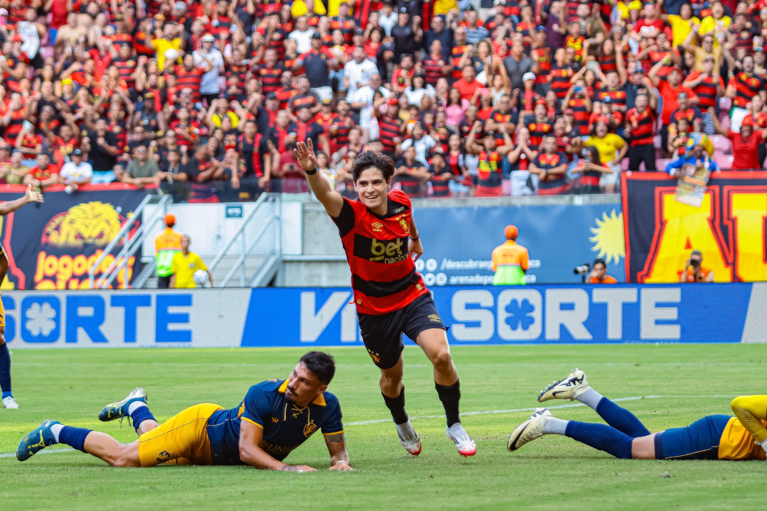 Lenny Lobato comemora gol (que foi contra) no primeiro jogo da final do Pernambucano 2025 entre Retrô x Sport na Arena de Pernambuco