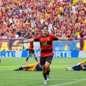 Lenny Lobato comemora gol (que foi contra) no primeiro jogo da final do Pernambucano 2025 entre Retrô x Sport na Arena de Pernambuco