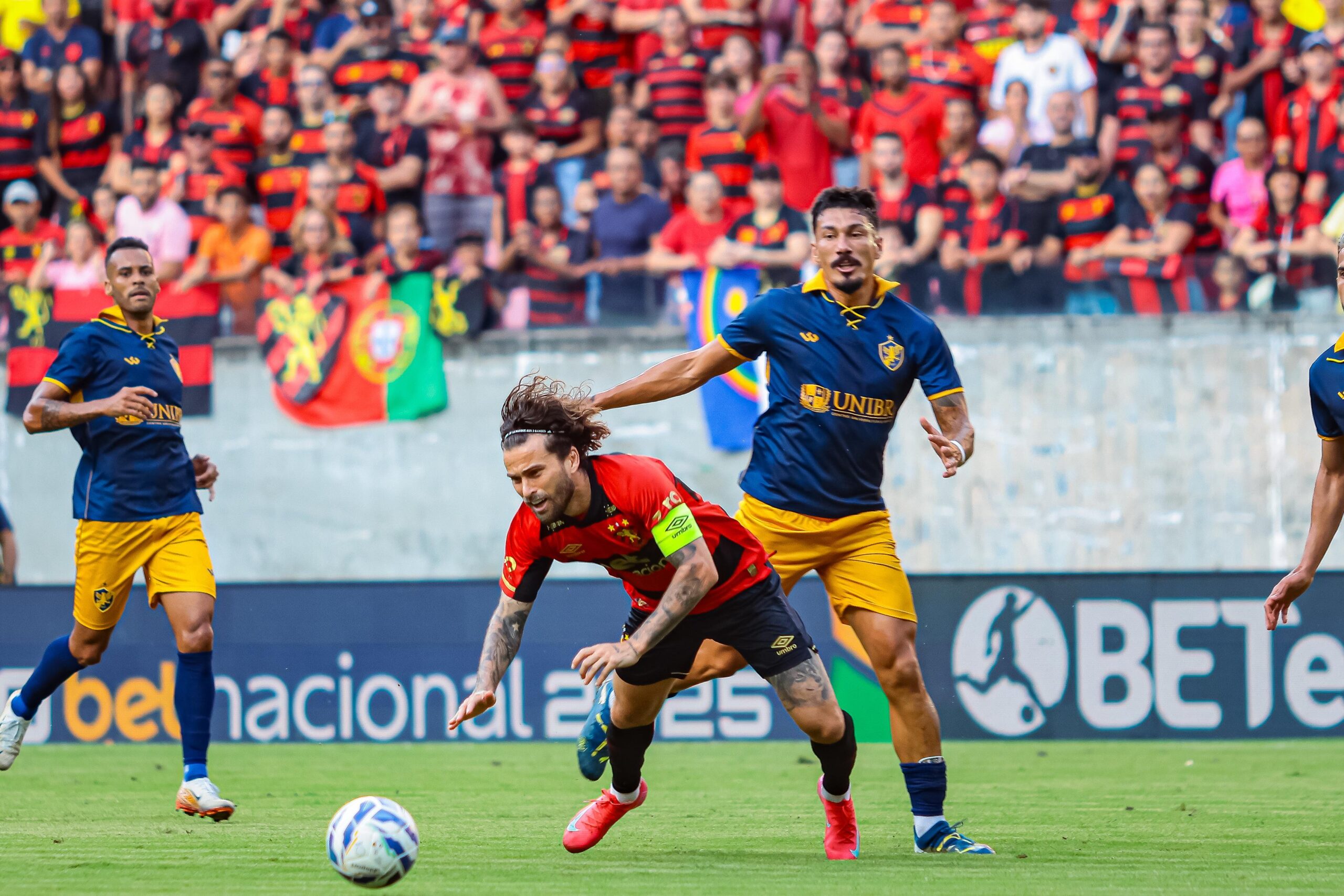 Final Pernambucano 2025 entre Retrô x Sport na Arena de Pernambuco. Na foto, Lucas Lima e Richard Franco