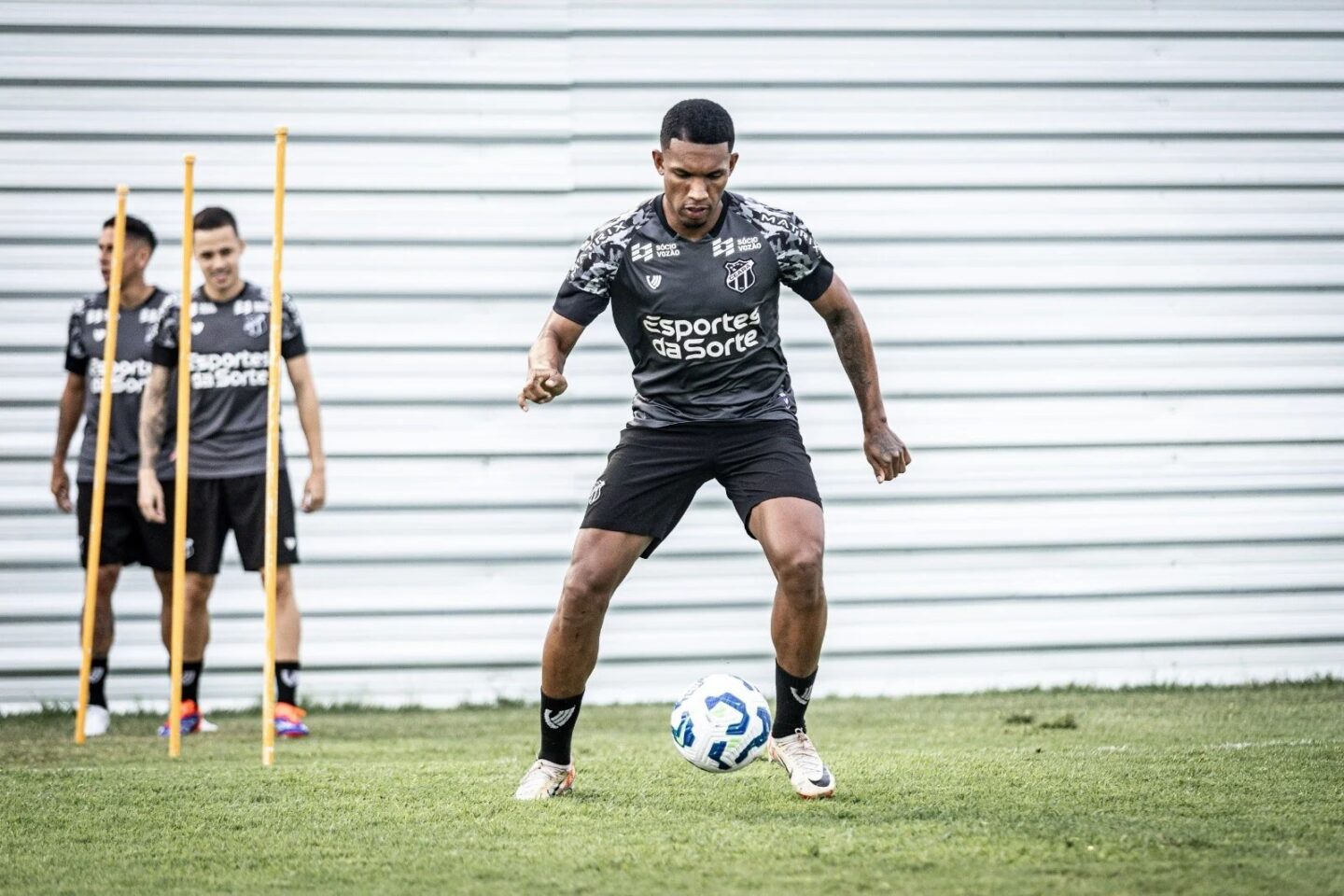 Lelê, ex-Ceará, não poderá jogar no Nagoya Grampus, do Japão, nesta temporada; entenda a situação 1 Lelê - Atacante - Ceará