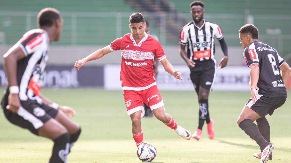 Douglas Baggio marca nos acréscimos e garante vitória do CRB contra o Athletic, na Arena Independência, pela Série B