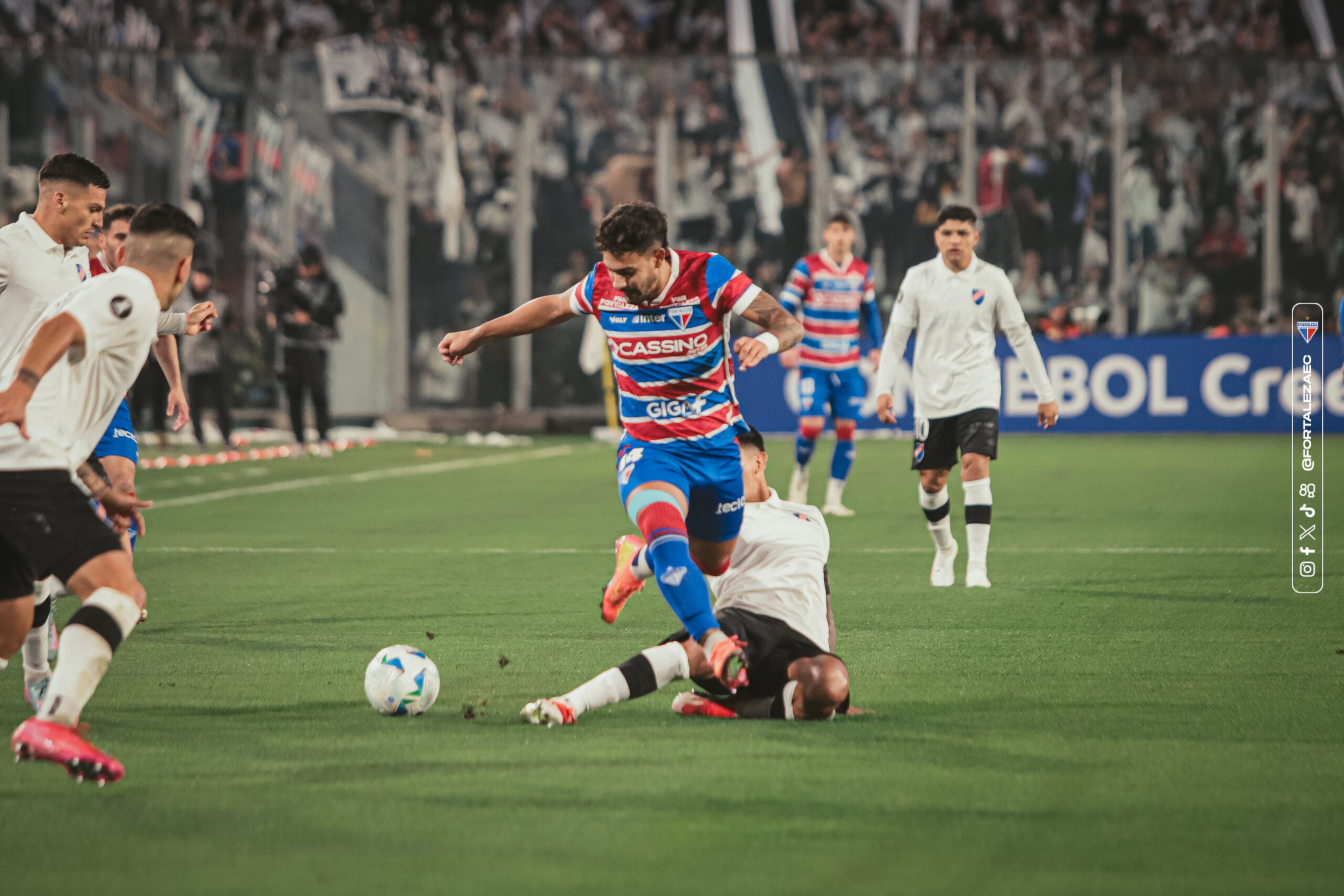 Conmebol cancela partida entre Colo-Colo e Fortaleza após torcedores chilenos invadirem o gramado