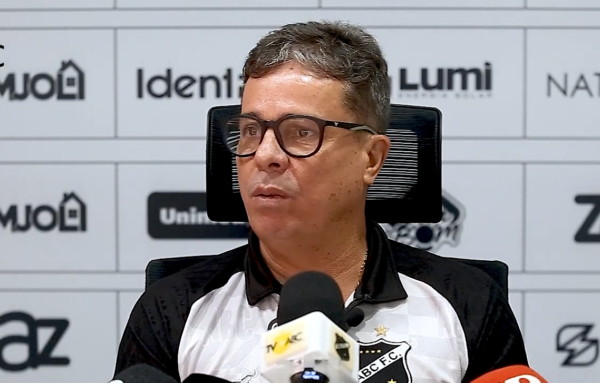 Evaristo Piza, do ABC, defende Felipe Garcia após gol tomado contra o CSA: “A barreira abriu” 2 Evaristo Piza - ABC - Coletiva