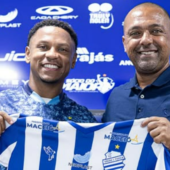 Apresentado no CSA, Daniel Baianinho comenta chegada e elogia torcida do Azulão: "Já senti a adrenalina, fiquei todo arrepiado" 3 Daniel Baianinho, atacante do CSA