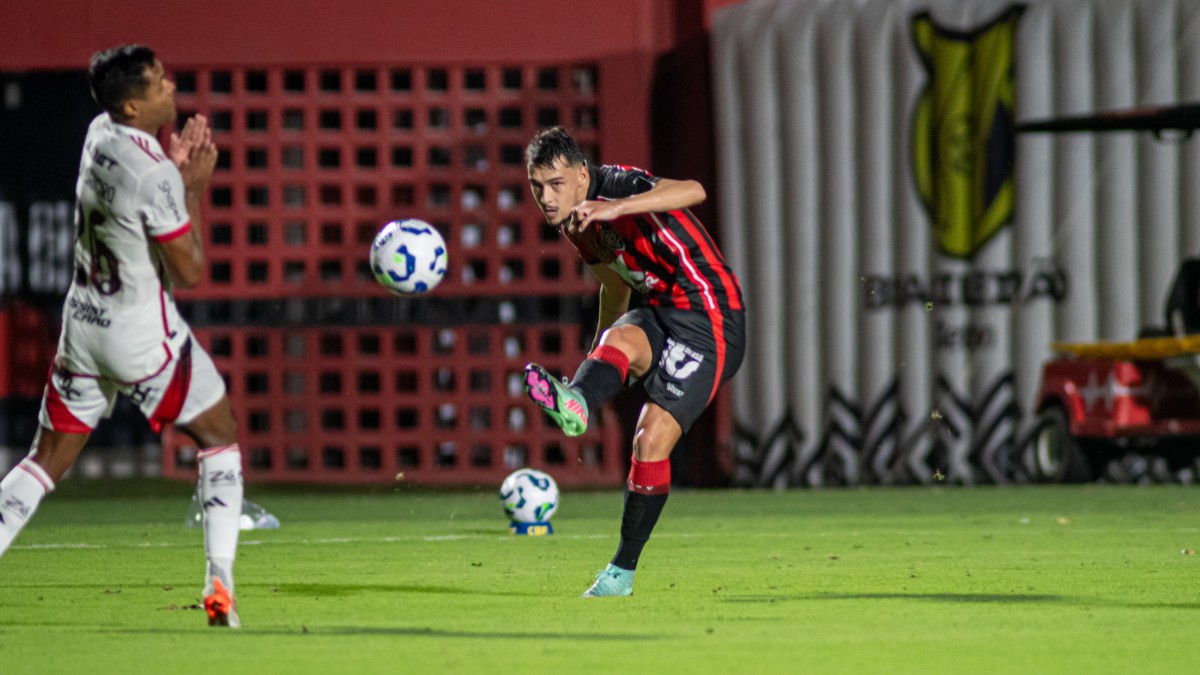 Vitória perde do Flamengo no Barradão e segue sem pontuar na Série A 4 Claudinho, lateral-direito do Vitória